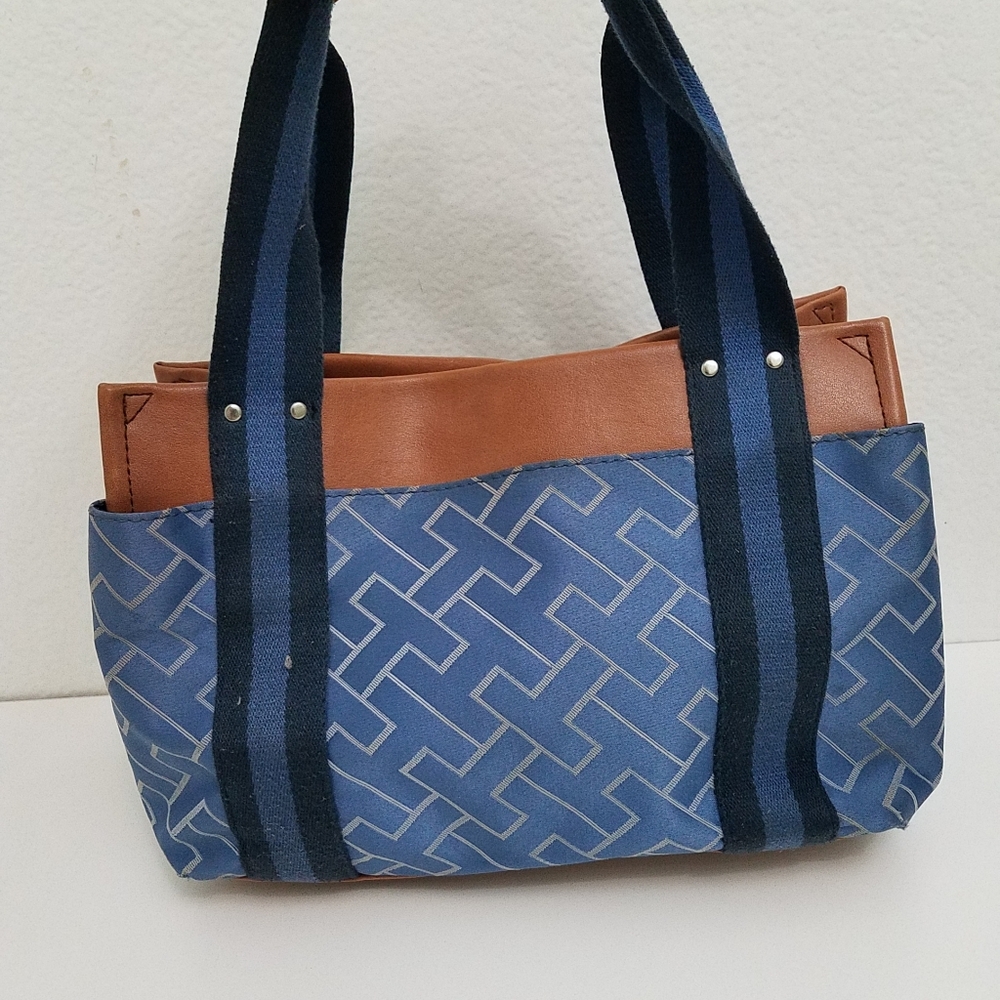 SALE! $10 Tommy Hilfiger American Classics Handbag - Picture 2 of 16